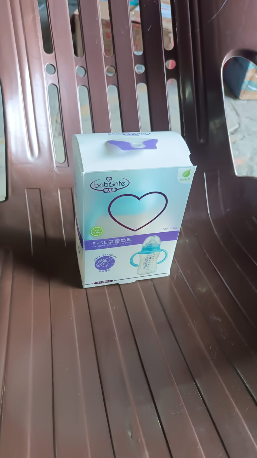 The complete Feedora baby feeding bottle set, including the bottle, straw, handles, and brush.