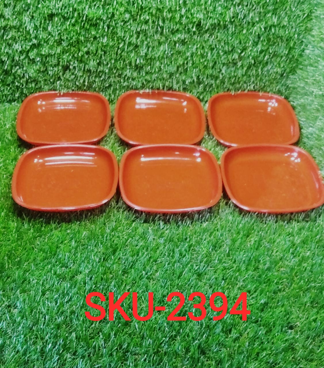 Sturdy and versatile square quarter plates, safe for microwave and dishwasher.