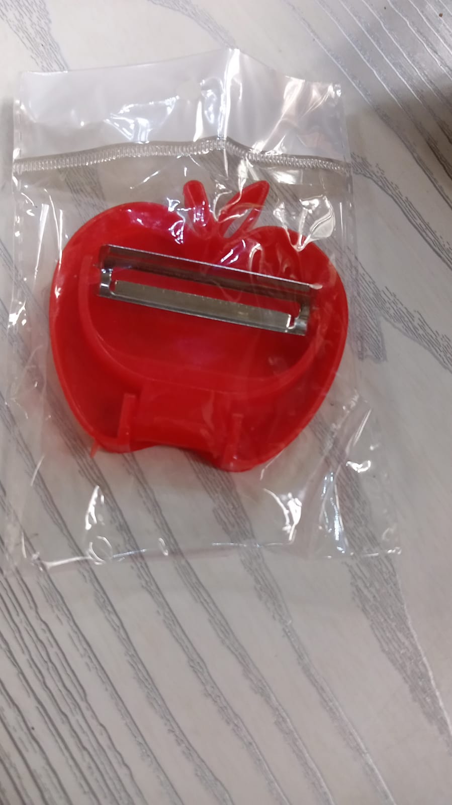 Apple-Shaped Folding Peeler – Compact & Easy Veg Peeling