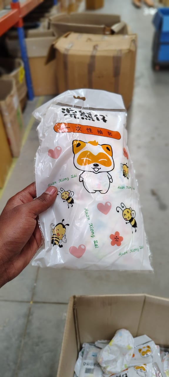 Neutral image showing waterproof arm sleeves packaging
