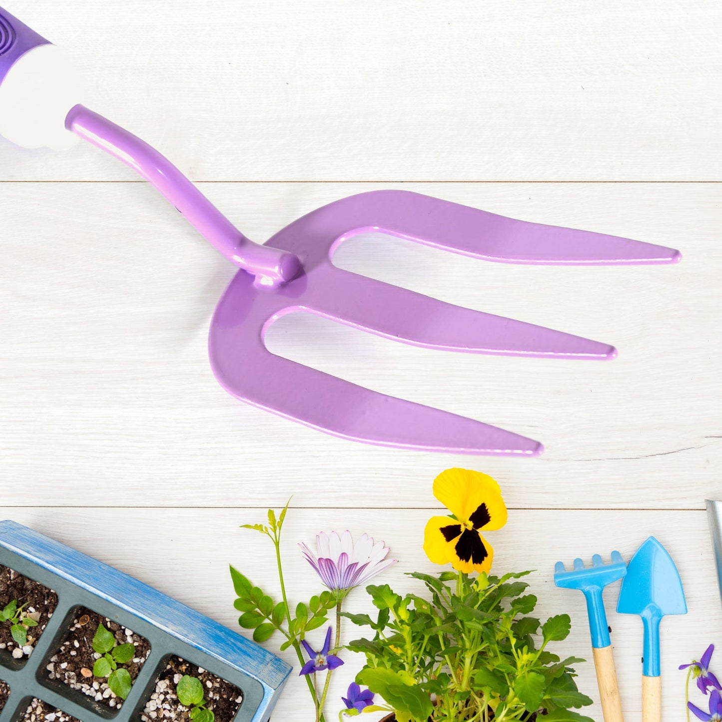 Detailed view of the garden tool kit with dimensions for each piece.
