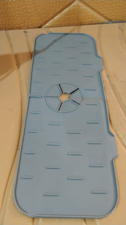Detailed view of the sloped grooves on the silicone faucet mat, designed for efficient water drainage.