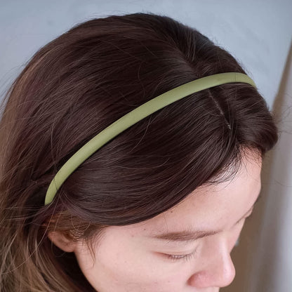Ergonomic plastic headband providing gentle hair hold