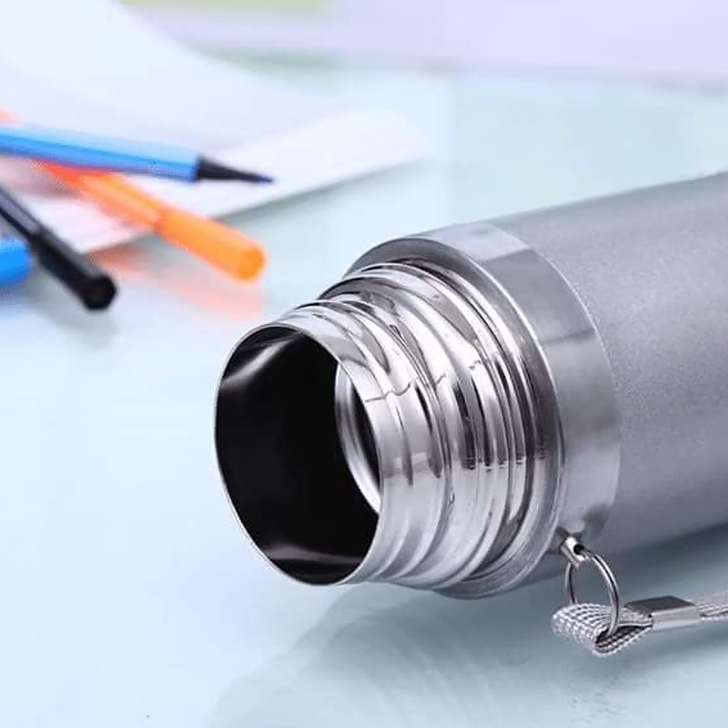 Detail shot of the secure screw-on cap for the 500ml stainless steel water bottle.