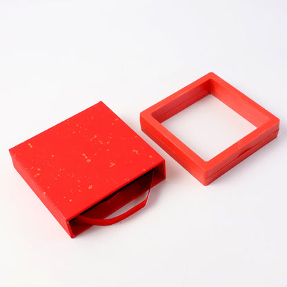 Jewellery display box protecting rings and small collectibles against dust and moisture
