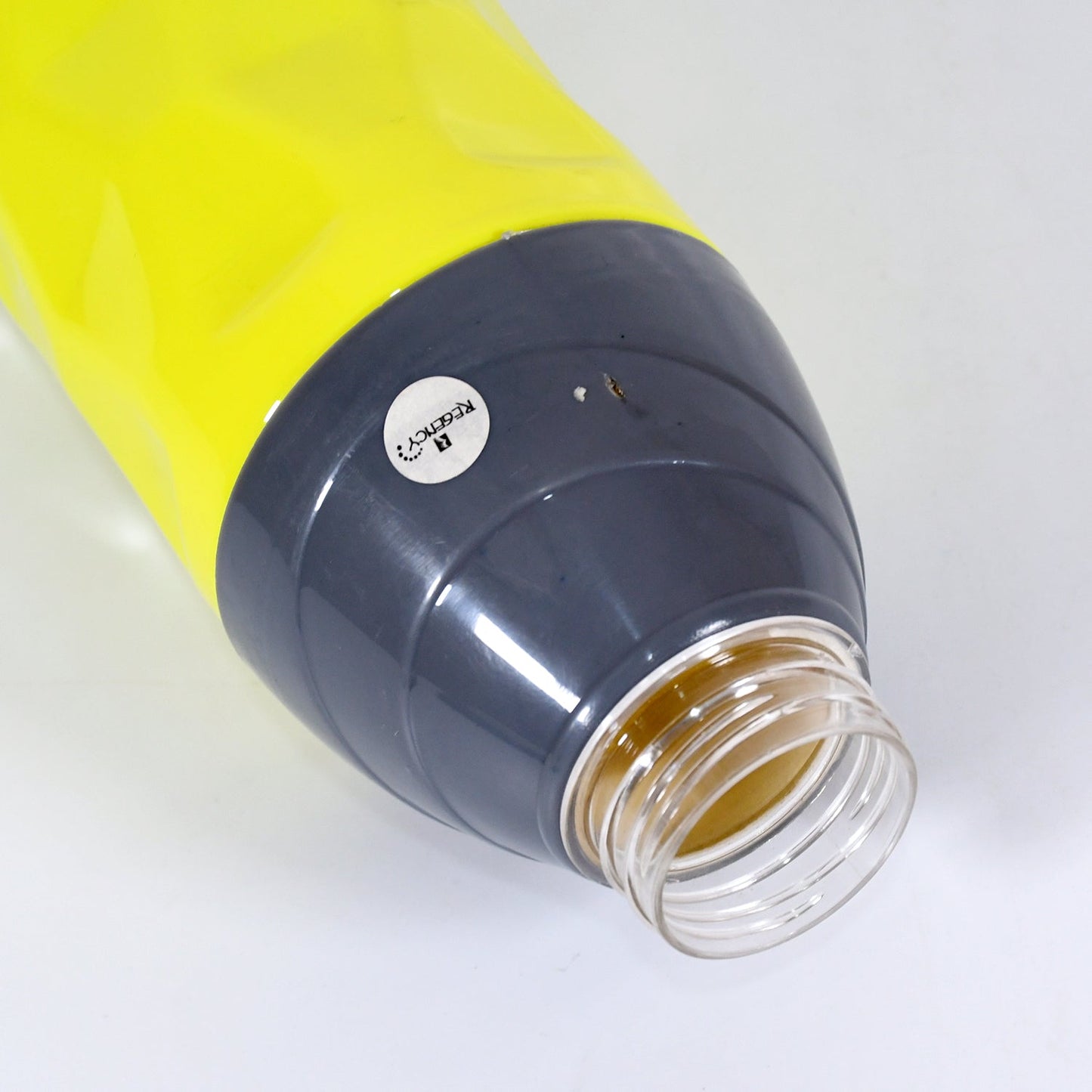 The insulated water bottle displayed with its practical dori handle, ready for transport.