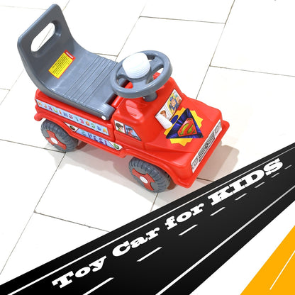 Close-up of the musical horn and steering wheel on the toddler car toy.