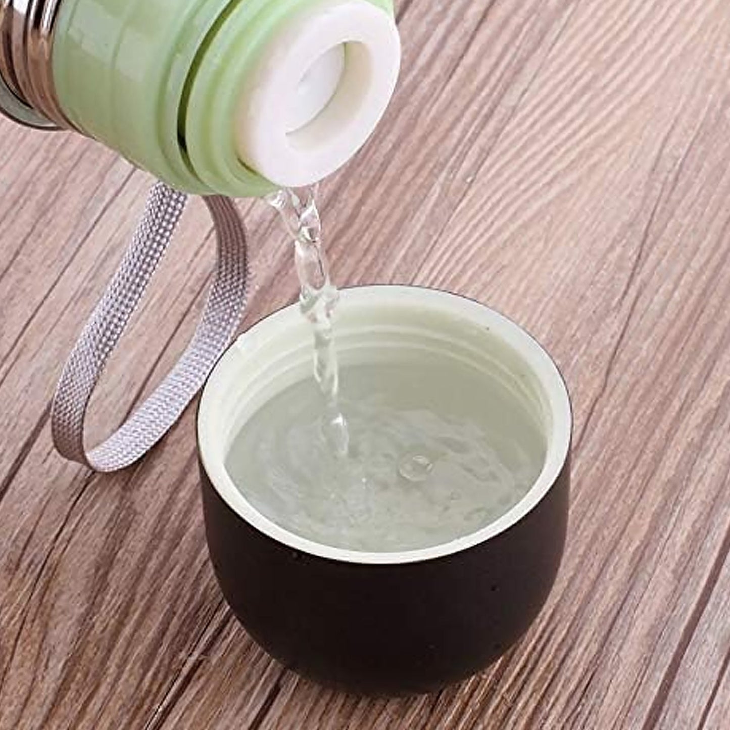 The 500ml stainless steel water bottle stands tall, showcasing its ergonomic design.