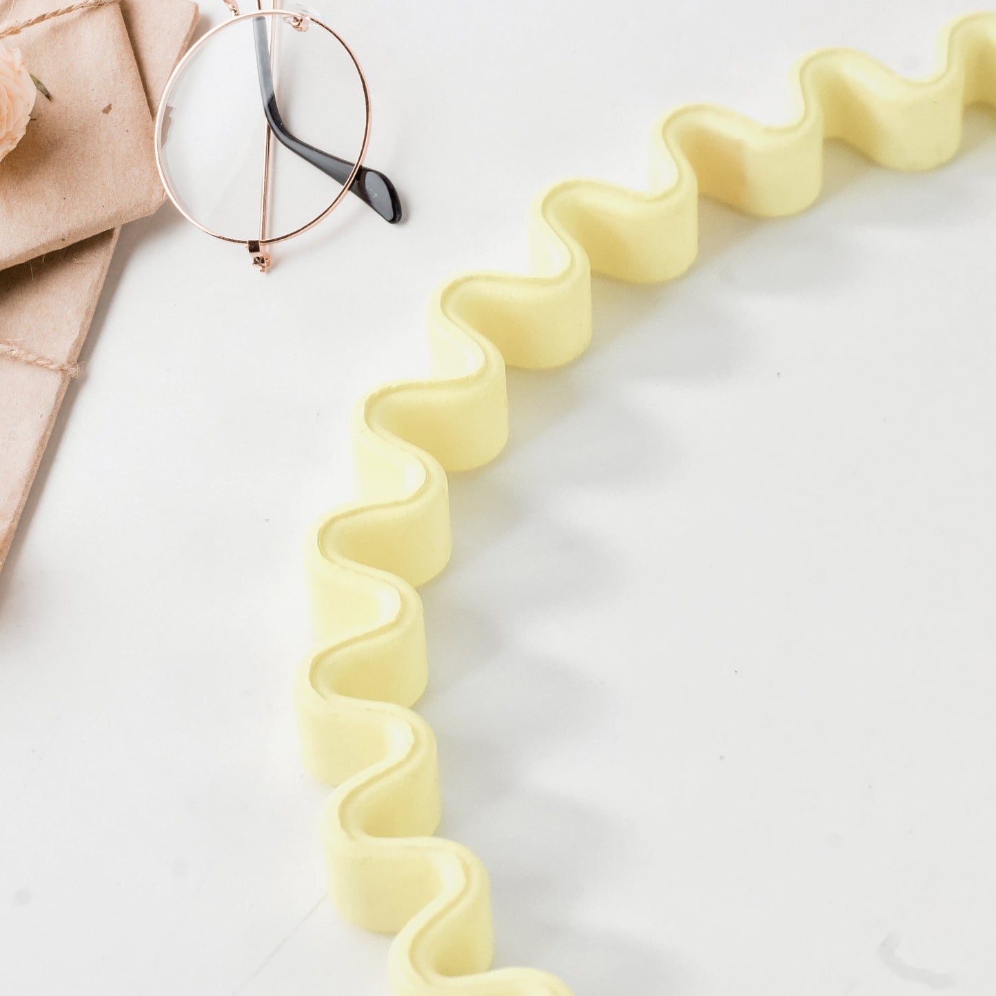 Flexible and stylish plastic comb hairband for children and adults