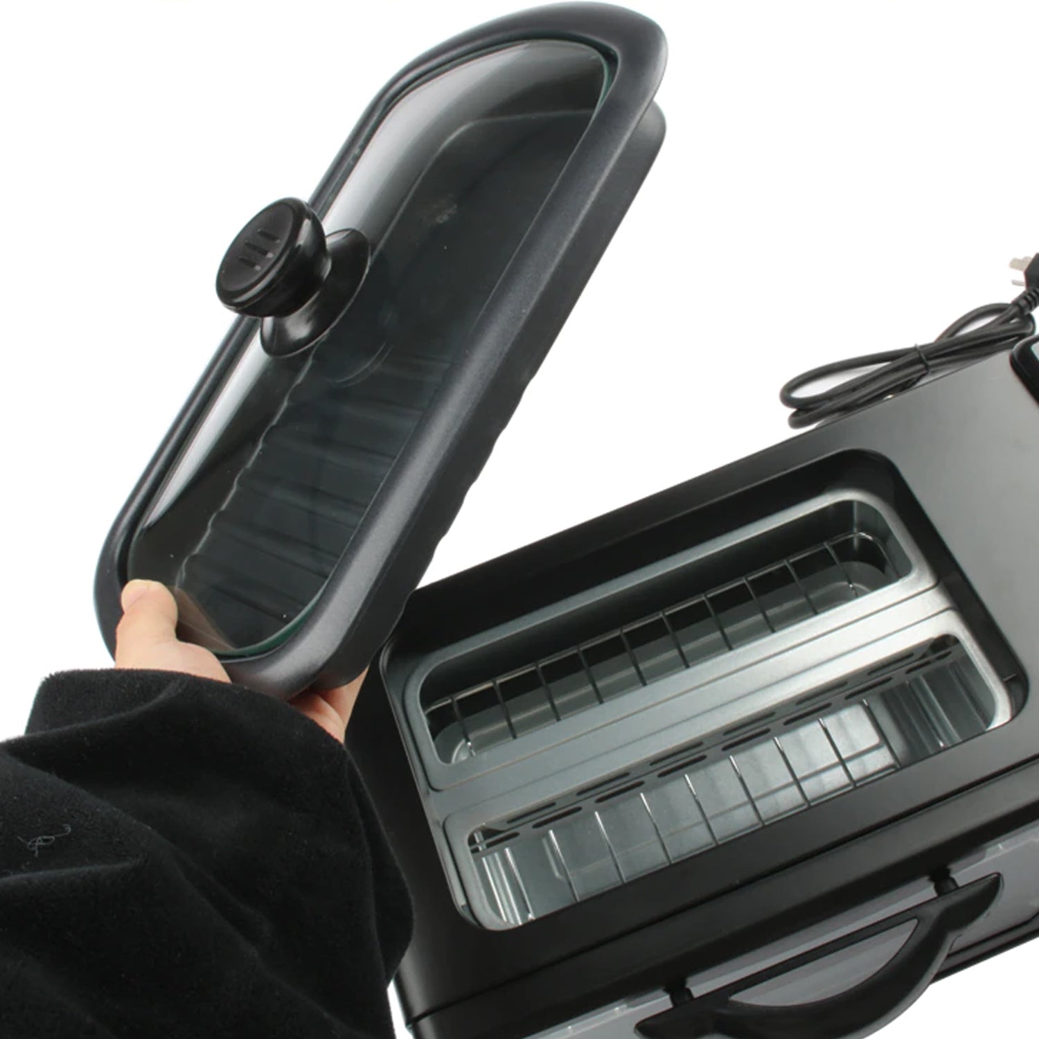 Easy-to-clean glass door and removable components of the breakfast maker.