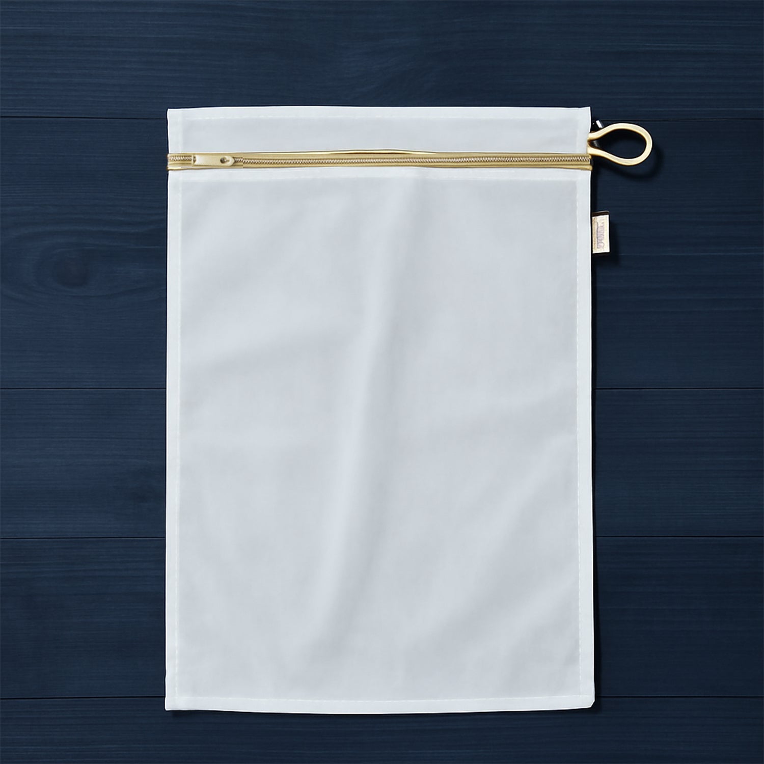 Close-up of the auto-lock zipper on the mesh laundry bag.