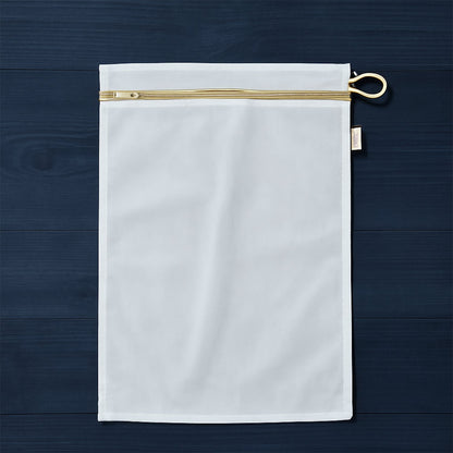 Close-up of the auto-lock zipper on the mesh laundry bag.