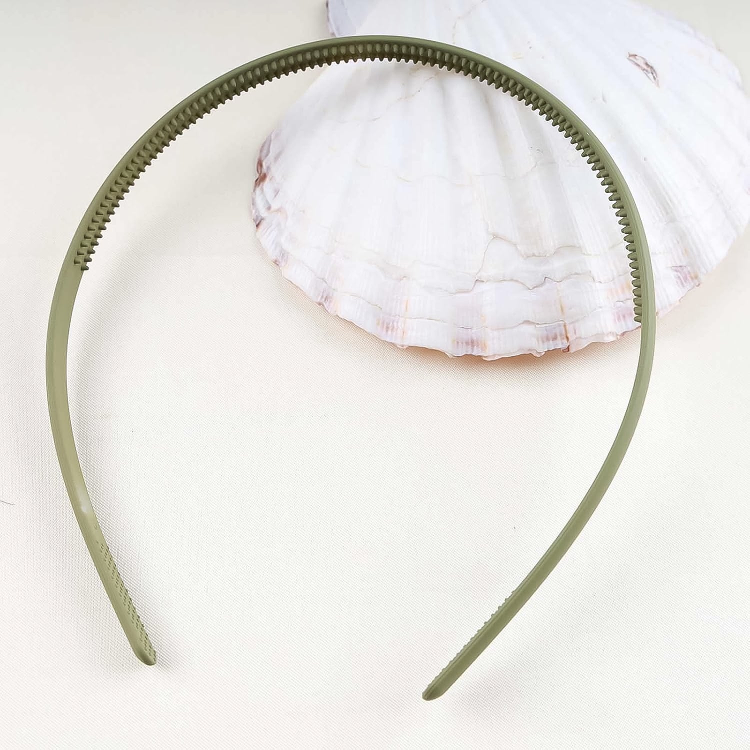 Durable plastic hairband ideal for daily use