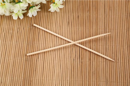 Assorted bamboo BBQ skewers, 20 cm long, great for camping and barbecues.