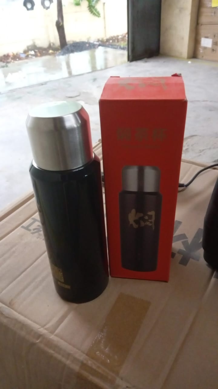 Person holding the Indo Glow stainless steel water bottle.