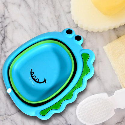 Close-up of the lightweight and durable frog-shaped foldable baby wash basin material.