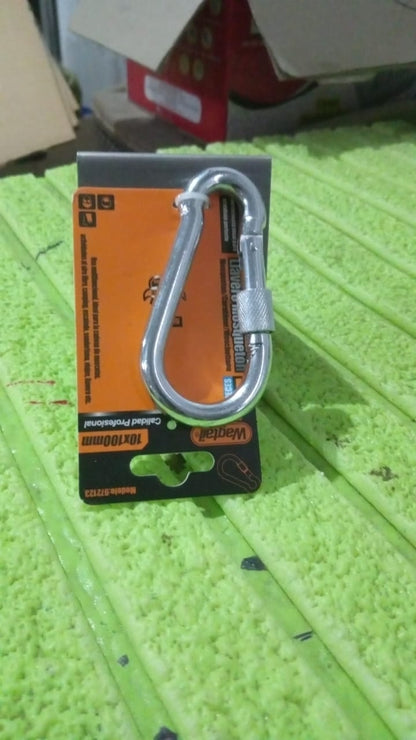 Detailed view of the snap hook's robust spring mechanism.