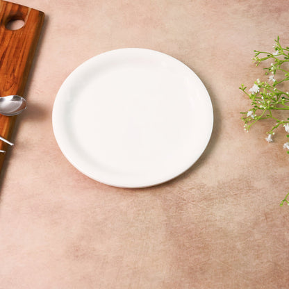 Stackable plastic round dinner plates in white color