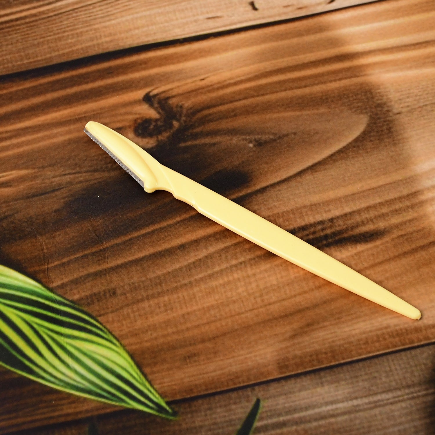 Eye brow Razor with stainless steel blade for safe trimming