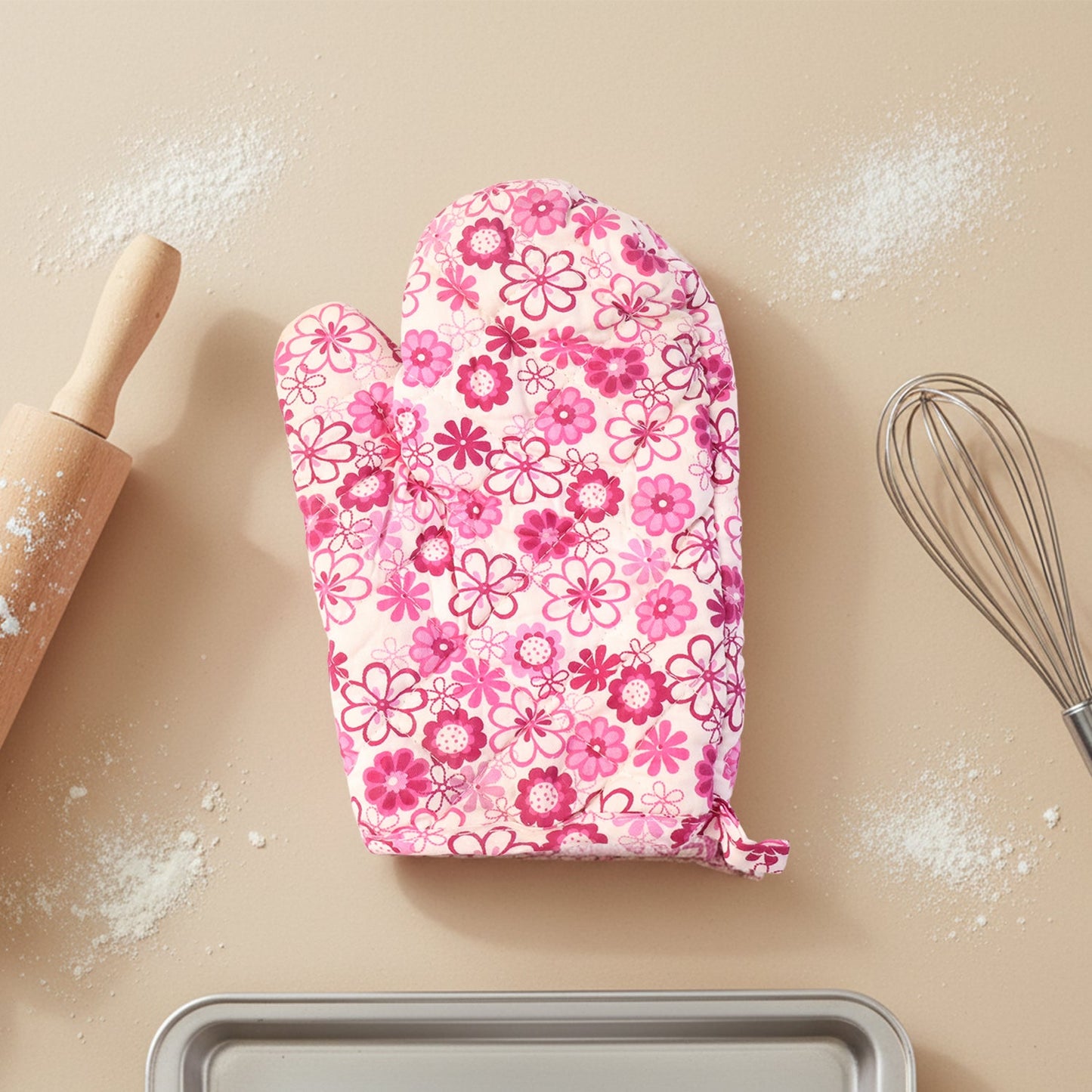 Stylish oven mitt and pot holder set featuring a colourful print.