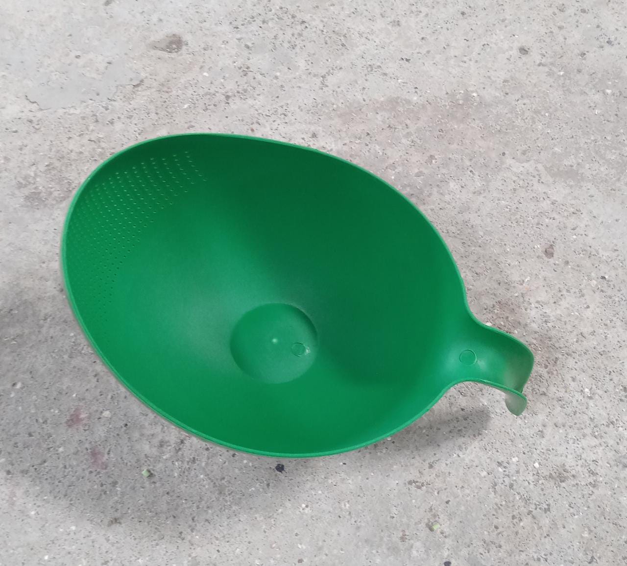 Strainer bowl with handle, suitable for washing and draining rice and vegetables.